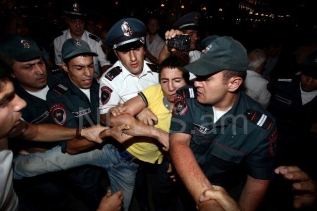 İrəvanda nümayiş: “Qalx ayağa Ermənistan” - VİDEO+FOTO